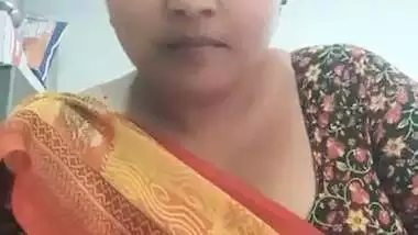 Chubby MILF in saree showing naked boobs and pussy